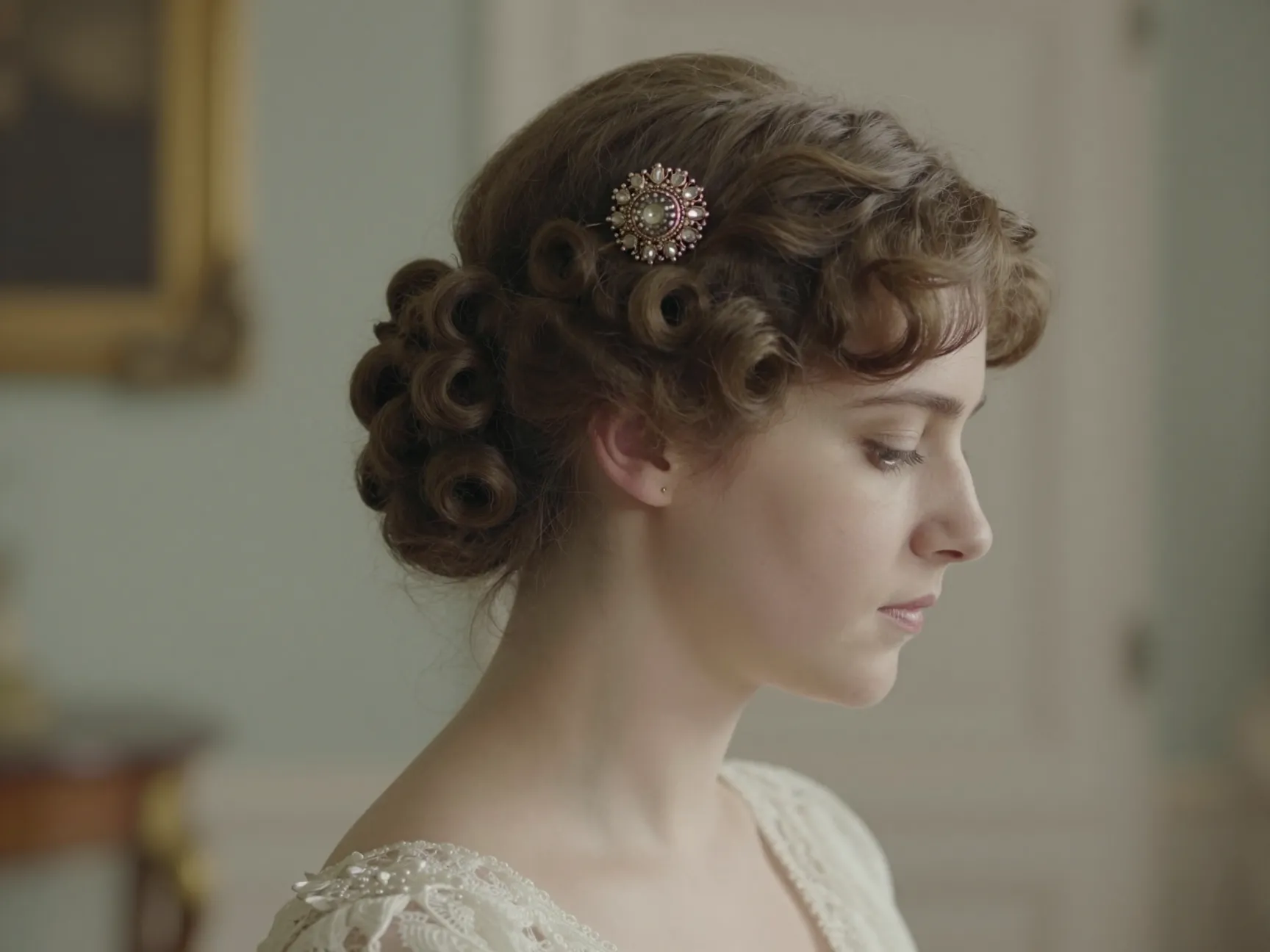 Vintage edwardian bridal hairstyle with soft finger waves antique brooch