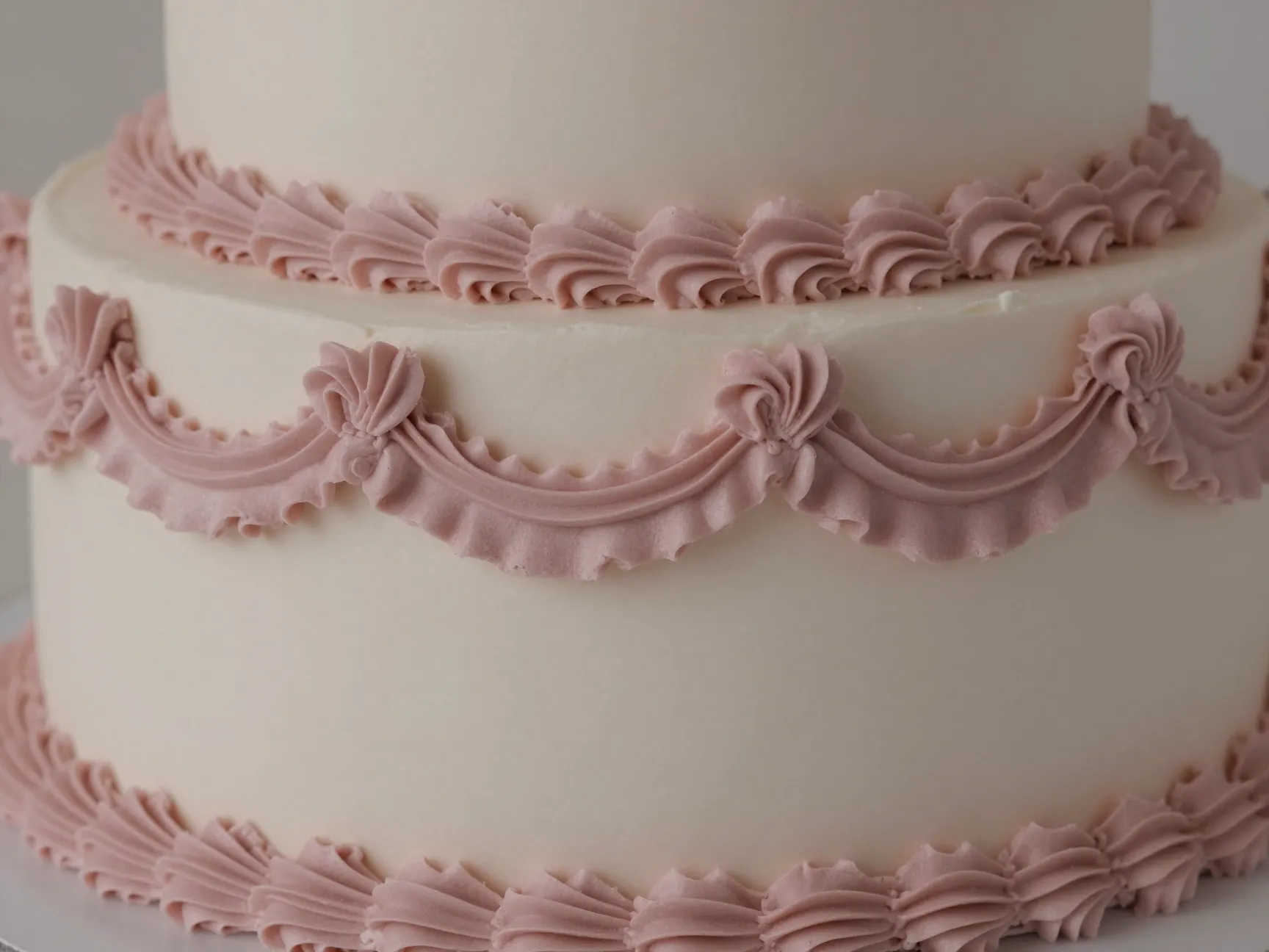 Vintage restrained lambeth piped wedding cake with soft dusty rose