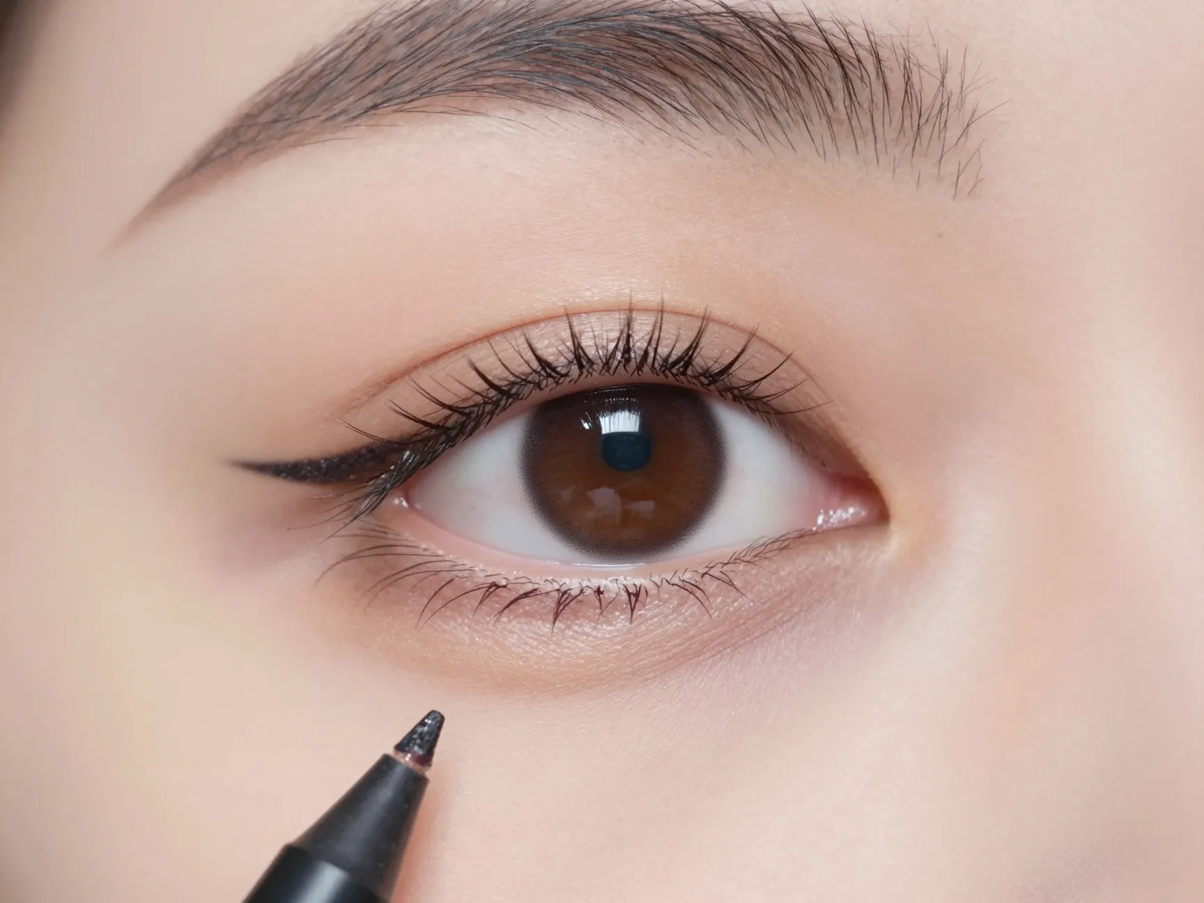 Subtle eye definition with fine eyeliner and curled lashes