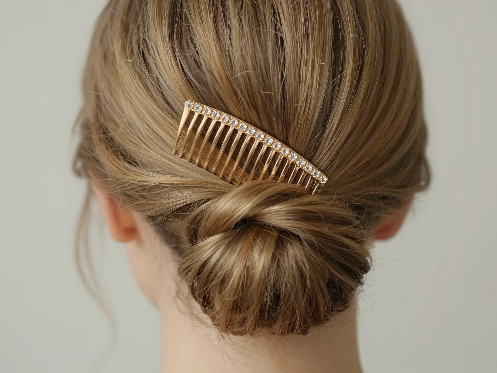 Minimal gold comb with linear crystals in sleek updo