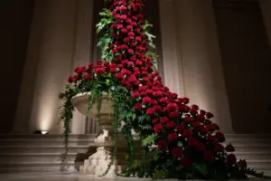 Read more about the article 6 Jaw-Dropping Ways to Style a 100 Long Stem Roses Bouquet