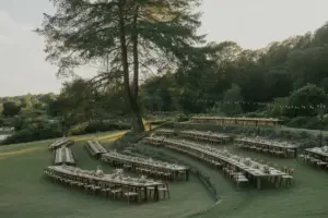 Read more about the article 7 Wedding Tables Set Up Ideas to Maximize Space and Style