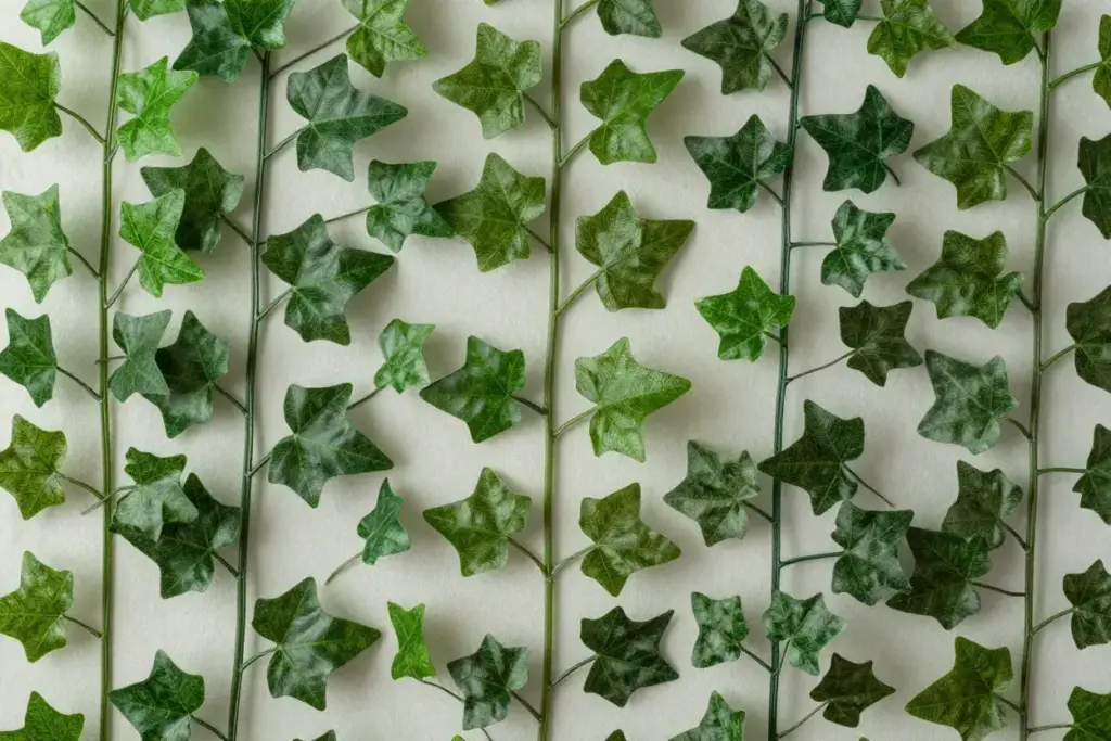 Artificial ivy trails flexible stems varied leaf sizes structural