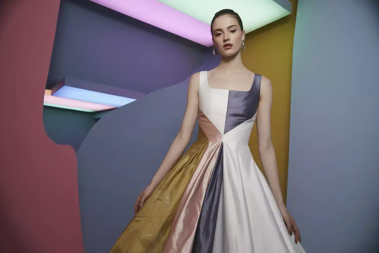 Read more about the article 7 Modern Square Neck Wedding Dresses For a Fashion-Forward Bride