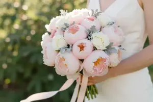 Read more about the article 8 Dreamy & Romantic Bridal Bouquets to Capture Your Love Story