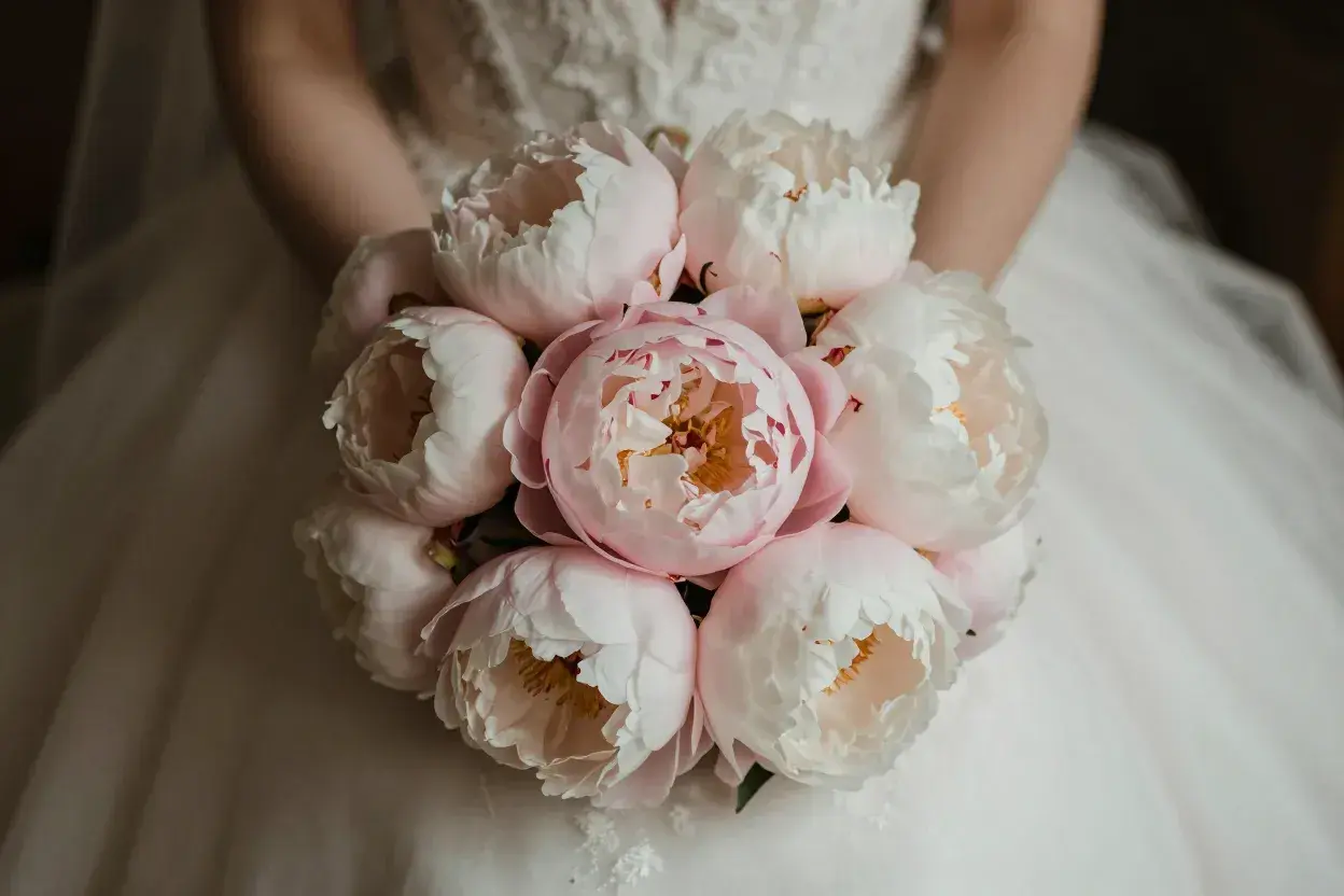Read more about the article 8 Simple & Elegant Bridal Bouquets for the Modern, Chic Bride