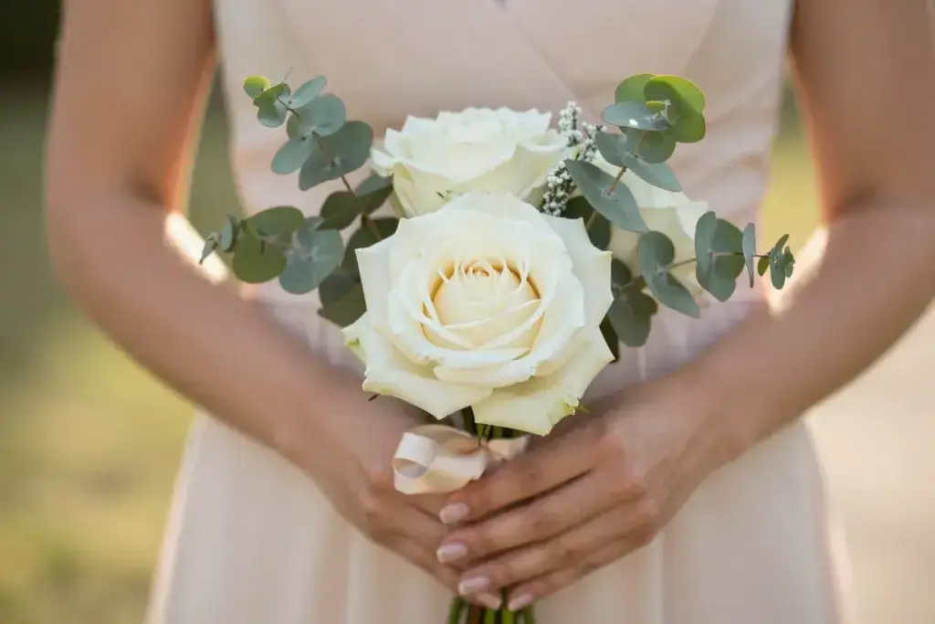 Single cream garden rose bouquet with eucalyptus in hands
