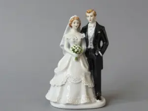 Read more about the article 9 Romantic Wedding Cake Topper Ideas That Will Make You Swoon